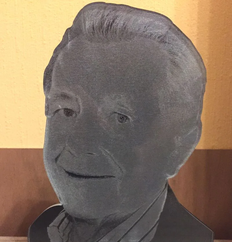 Portret als fotogravure in plexi, uitgesneden langs de contour