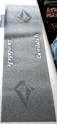 Skateboard met gegraveerde griptape