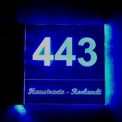 Verlicht huisnummer 443 in plexi met een familienaam eronder