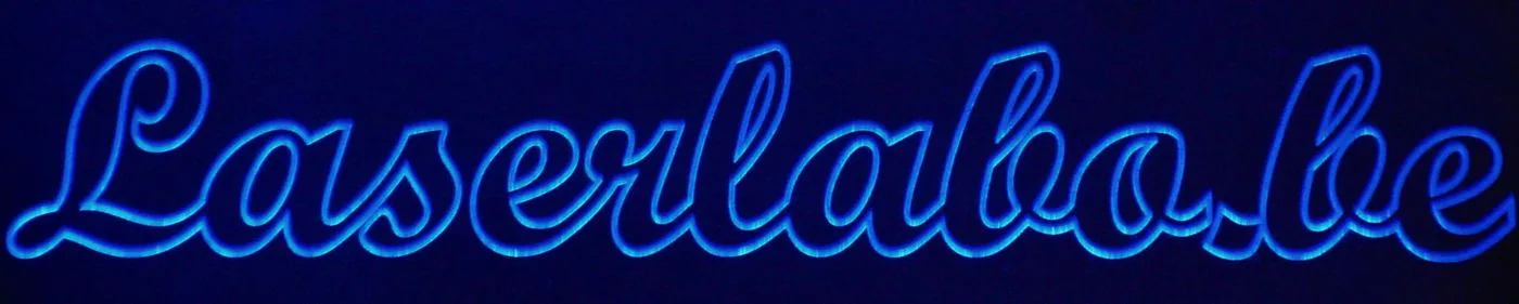 Ons eigen bord: Laserlabo.be gesneden in plexi en verlicht met blauwe leds