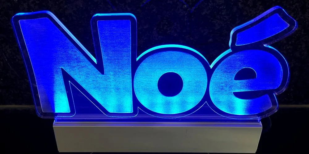 LightEdDisplay met de naam Noé in plexi op een aluminium voet